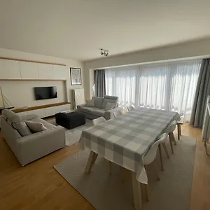 Perfect Gelegen Met Gratis Parkeerplaats , Ostende Belgien